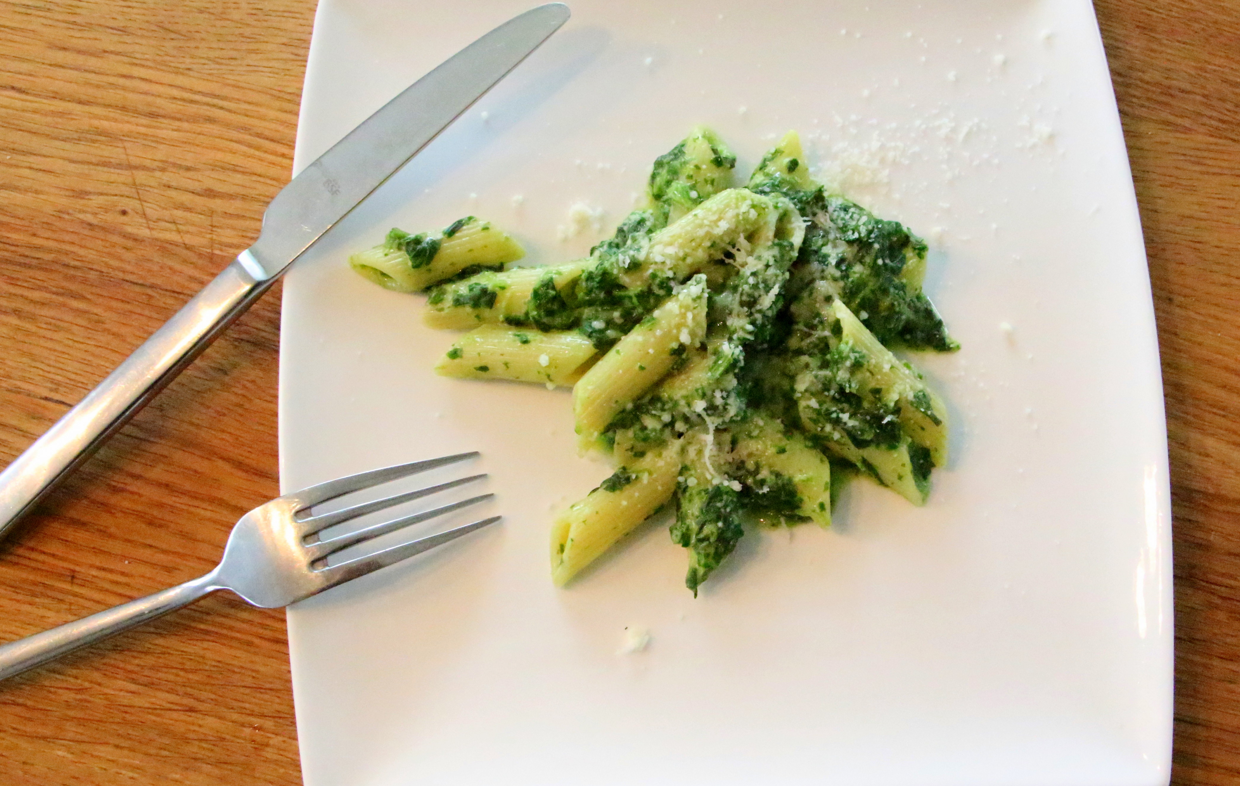 Penne mit Spinat und Knoblauch Wuerze Haegele Knoblauchwürzsauce