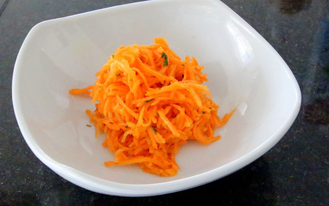 Karottensalat mit Knoblauchwuerze