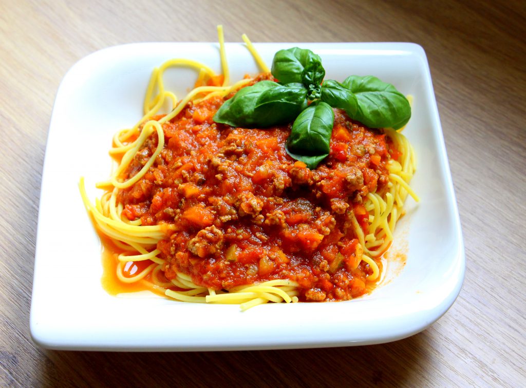Spaghetti mit Hackfleischsoße – Haegele Knoblauchwürzsauce
